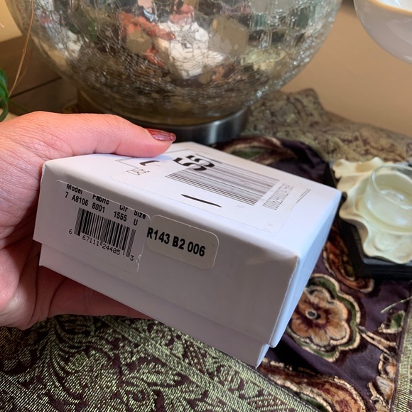 Authentic MOSCHINO Leather Logo card case - Picture 2 of 10